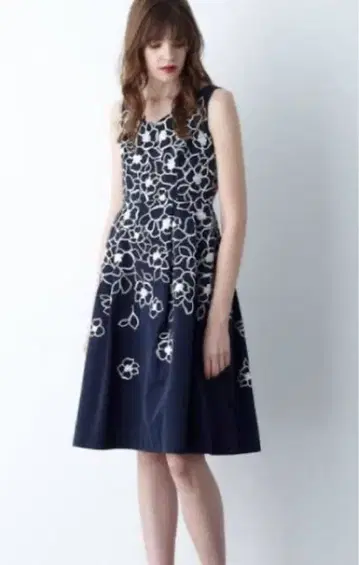 Grace Class 네이비 꽃무늬 자수 원피스