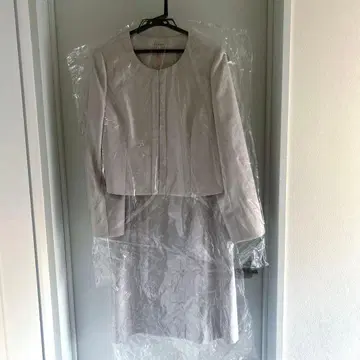 라이트 그레이 자켓과 스커트 세트