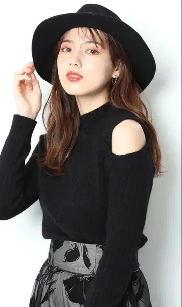 마이 스트라다 불규칙 숄더 니트 블랙