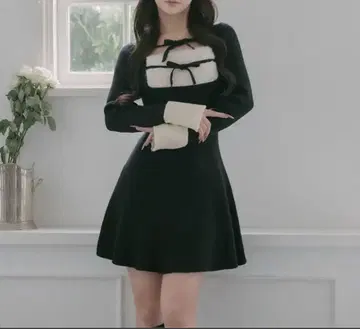 다리치 리본 퍼 플레어 니트 미니 원피스