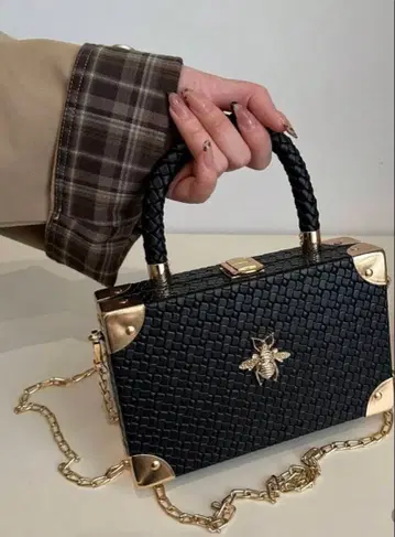 벌 모티브 블랙 숄더백