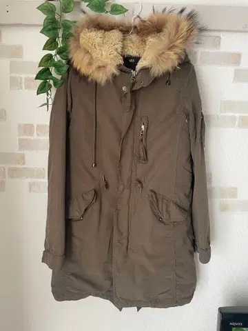 올리브색 퍼 달린 모즈 코트