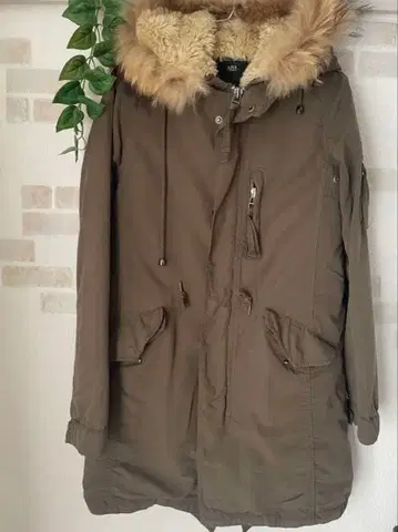 올리브색 퍼 달린 모즈 코트