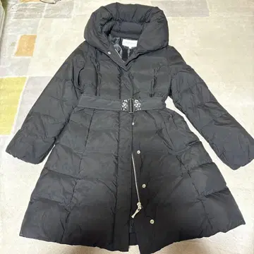 프로포션 비쥬 장식 블랙 다운 자켓