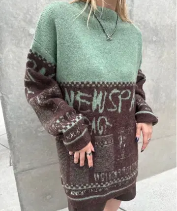 Ameri NEWS PAPER JACQUARED KNIT TOP