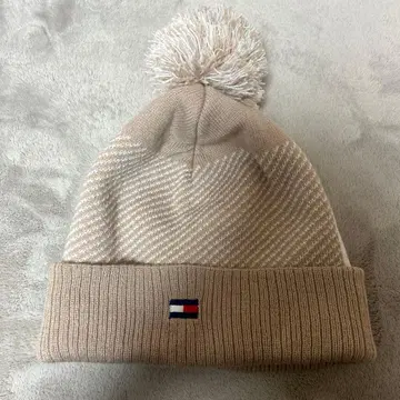 힐피거 폼폼 포함 니트 모자 베이지