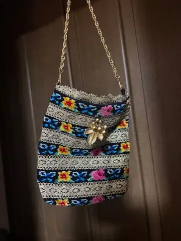 다색 자수 숄더백