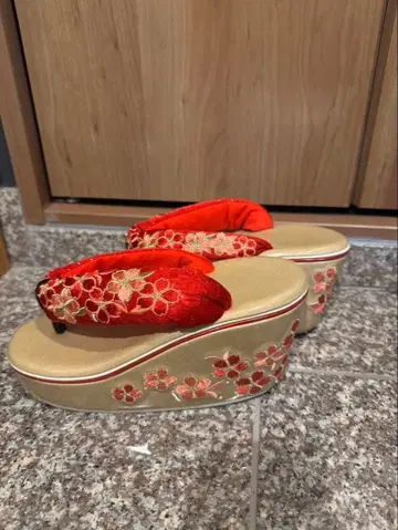 빨간색 꽃무늬 자수 조리 통굽