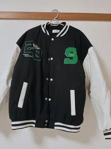 자수 장식 바시티 자켓 블랙/화이트