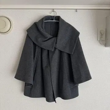 To Be CHIC 그레이 케이프 코트 소매 퍼 포함