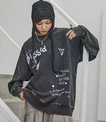 PAGEBOY 핸드 페인트 그런지 맨투맨 차콜 그레이 블랙