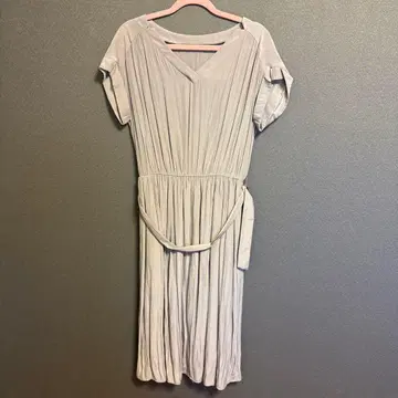 그레이 플리츠 반팔 무릎 기장 원피스