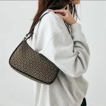 모노그램 디자인 핸드백