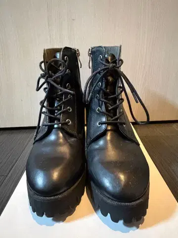 통굽 레이스업 부츠 블랙