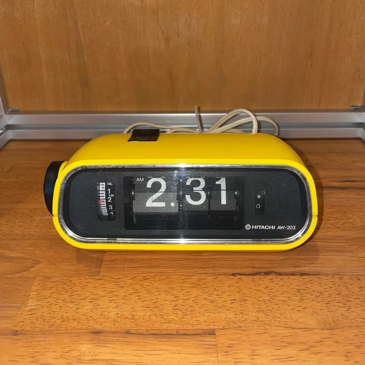 Hitachi AW-203 Yellow Flip Alarm Clock | 브랜드 중고거래 플랫폼 