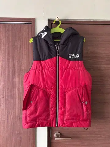 NESTA BRAND 후드 부착 다운 베스트 빨검
