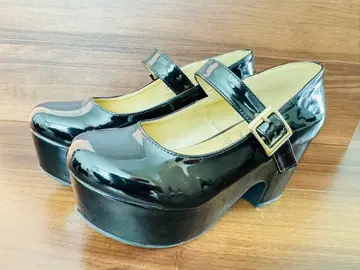 블랙 에나멜 스트랩 펌프스