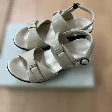 AKASHI 베이지 백 스트랩 샌들