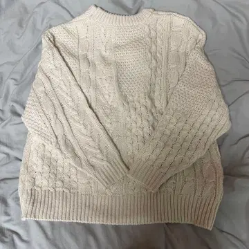 아이보리 케이블 니트 스웨터 긴팔