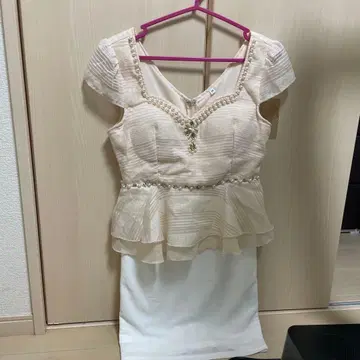 아이보리 페플럼 드레스 크림색