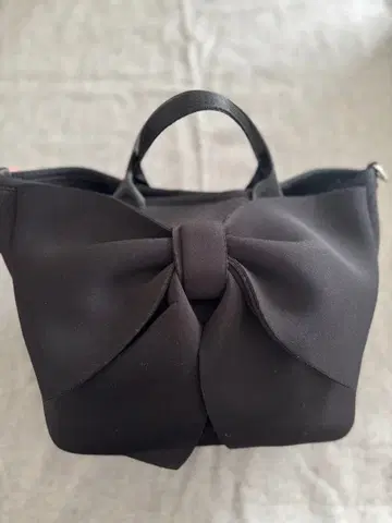 네오프렌 백 새상품급 리본 포함 블랙 핸드백