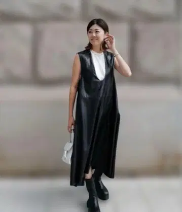 MACHATT 슬리브리스 블랙 에코 가죽 원피스 점프스커트