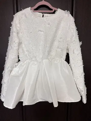 플라워 자수 포함 화이트 긴팔 상의