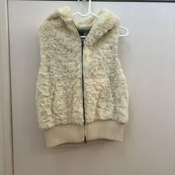 아이보리 플리스 후드 부착 베스트