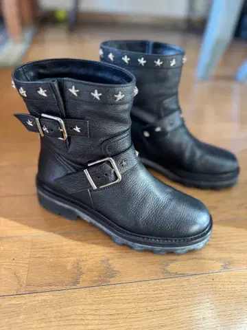 스타 스터드가 달린 블랙 엔지니어 부츠