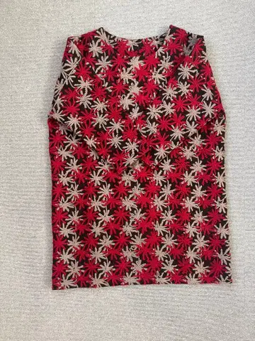 빨간색과 블랙의 꽃무늬 고져스 튜닉