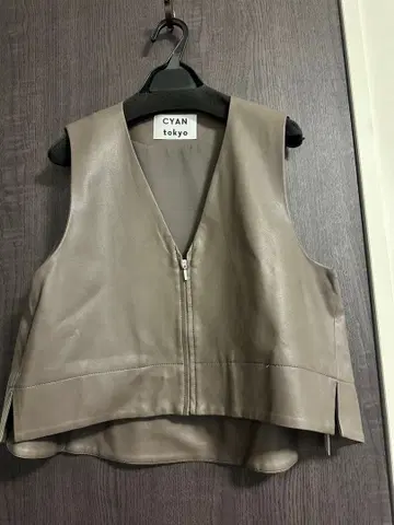 [ 미사용 새상품 ] CYAN tokyo 모카 그레이 에코 가죽 베스트