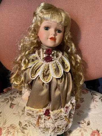 골드 컬러 머리카락 인형 베이지 드레스