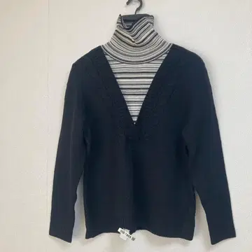 V넥과 스트라이프 터틀넥 긴팔 니트