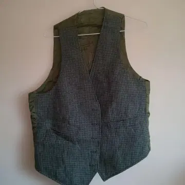 포멀 베스트 그레이와 올리브 그린의 체크 무늬