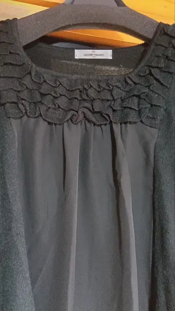 유즈드 프릴 달린 긴팔 튜닉 블랙