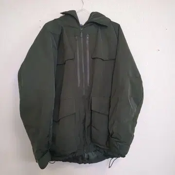 유니클로 화이트 마운티니어링 하이브리드 다운 오버사이즈 파카