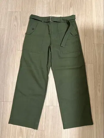 올리브 그린 워크 팬츠 벨트 포함