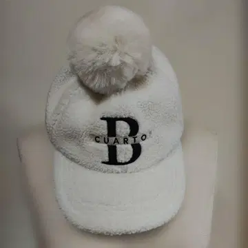 CUARTOUNITED 폼폼 퍼 골프 캡 화이트