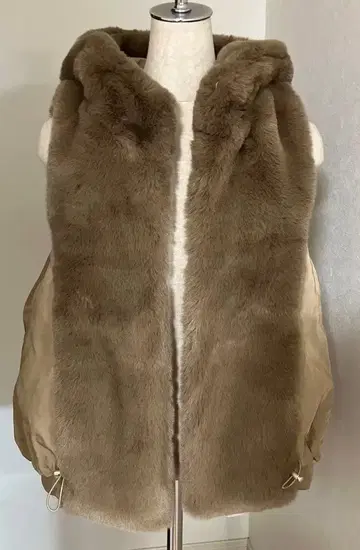 후드 부착 베이지 퍼 베스트