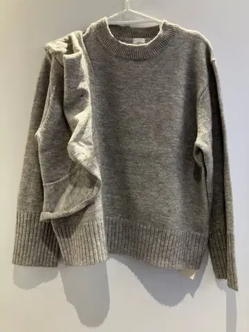 [ 택 포함 ] C 프릴 장식 라이트 그레이 스웨터