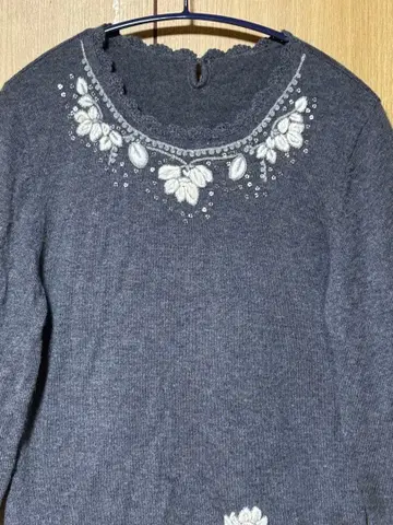 BRODIAEA 자수 포함 긴팔 니트