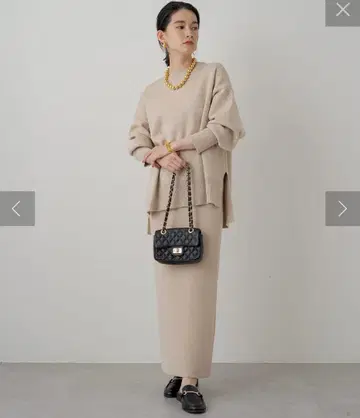 베이지 니트 타이트 스커트 슬릿 포함