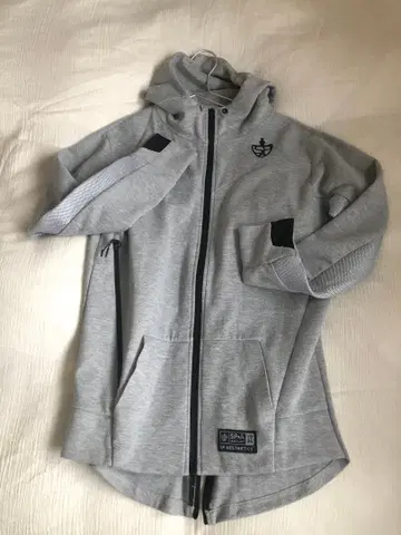 그레이 풀 집업 후드티 메쉬 패널 포함 SPA 헬스장, 웨이트 트레이닝