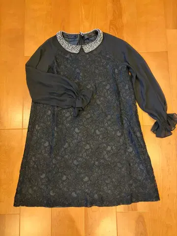 마담 미나 비즈 장식 옷깃의 블랙 원피스