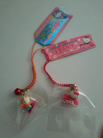 산리오 키티 지역 한정 스트랩 2종 코타츠