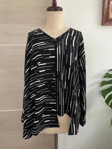 오스모시스 비대칭 디자인 블라우스 모노톤