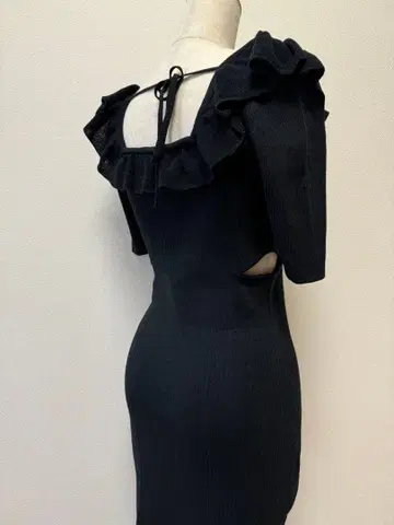 rienda 블랙 프릴 니트 원피스 (시착만 한 상품)