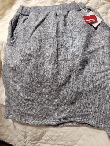 드럭 스토어의 스커트