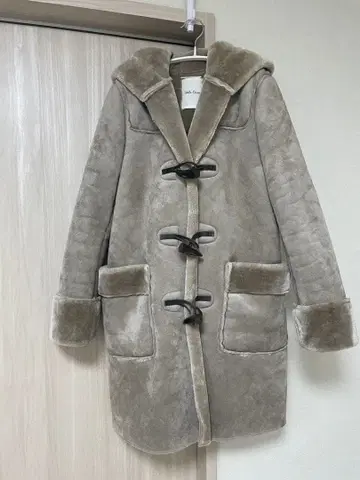 미라 오웬 후드 부착 페이크 무스탕 코트