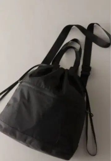 [ EVISEN / 에비센 ] DRAWSTRING SLING TOTE